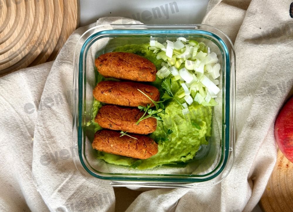 Plant-based ćevapčići with pea and potato mash