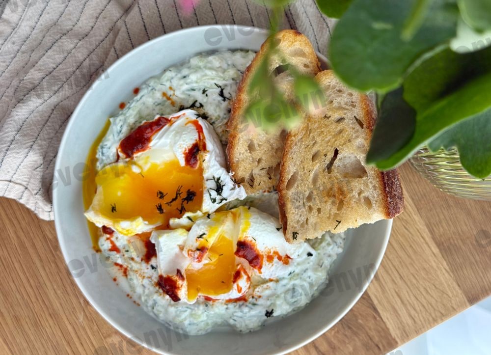A healthy dinner in under 25 minutes, Turkish eggs with yoghurt and bread