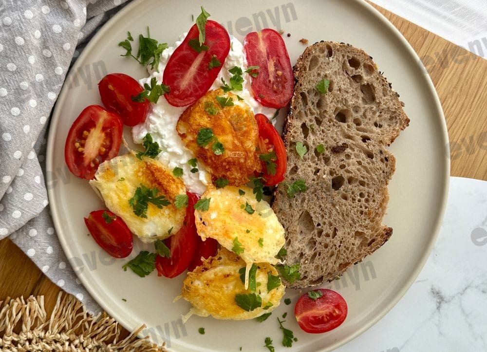 Crispy eggs in a cheese crust with cottage cheese