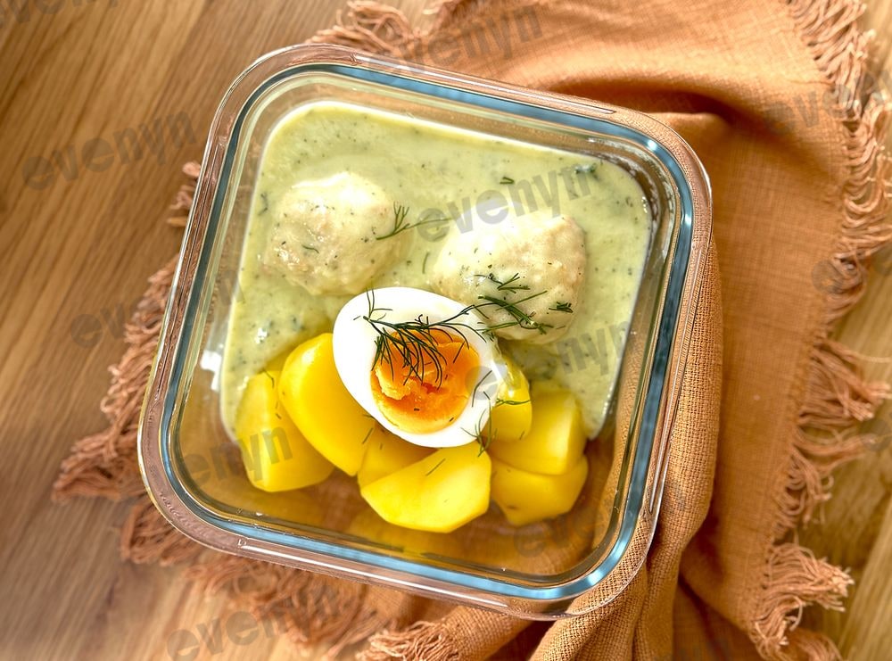 A healthy courgette recipe, creamy courgette stew with turkey meatballs