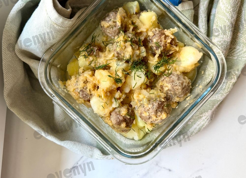 Light creamy pumpkin stew with beef meatballs